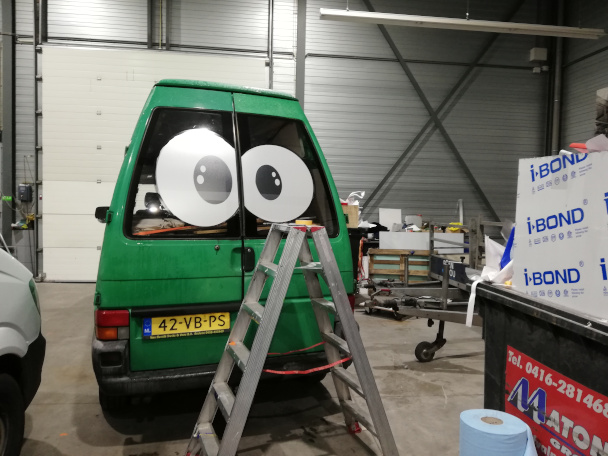 2 ogen achter op de camper